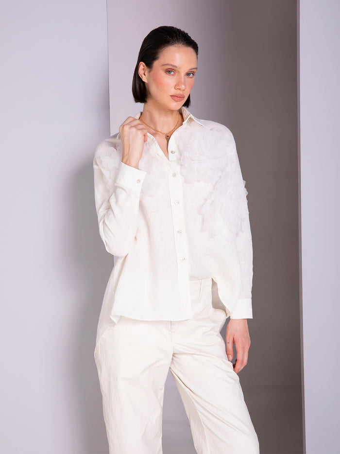 Shirt blouse with flower applications in linen