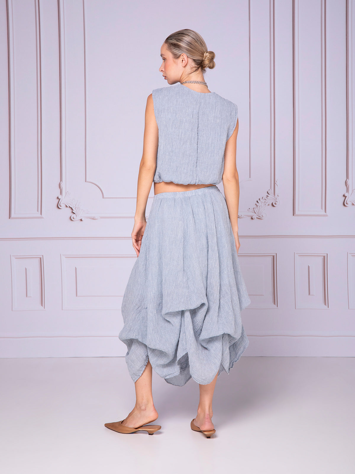 Short blouse with drawstrings in linen