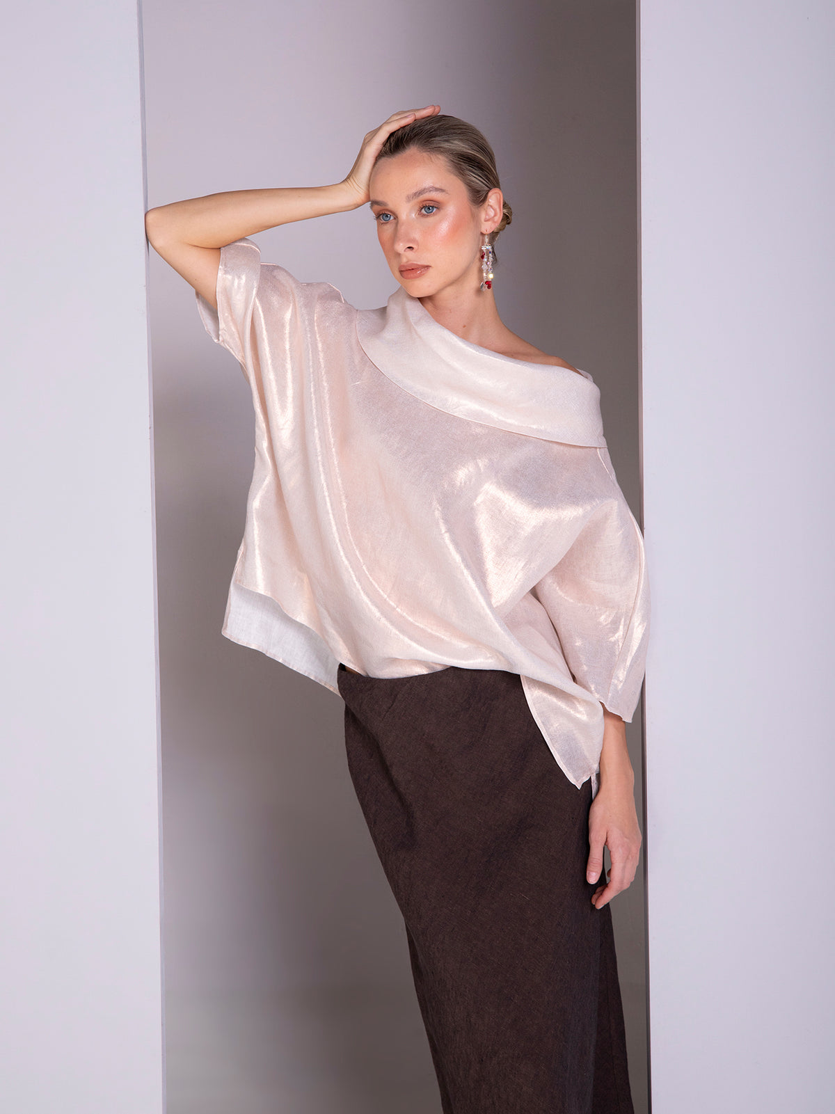 Blouse with boat neck in metallic linen