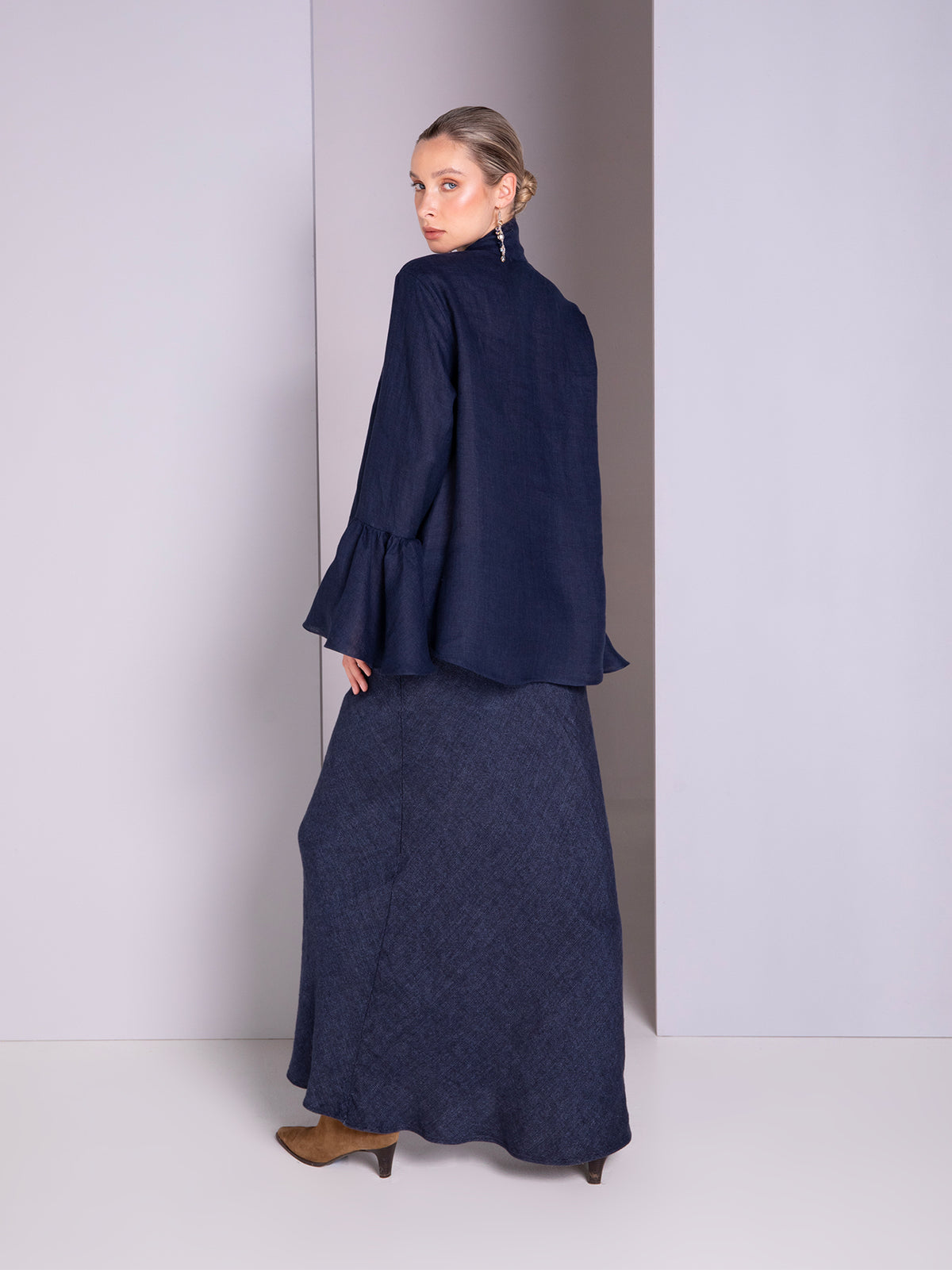 Long-sleeve blouse with keyhole detail in linen