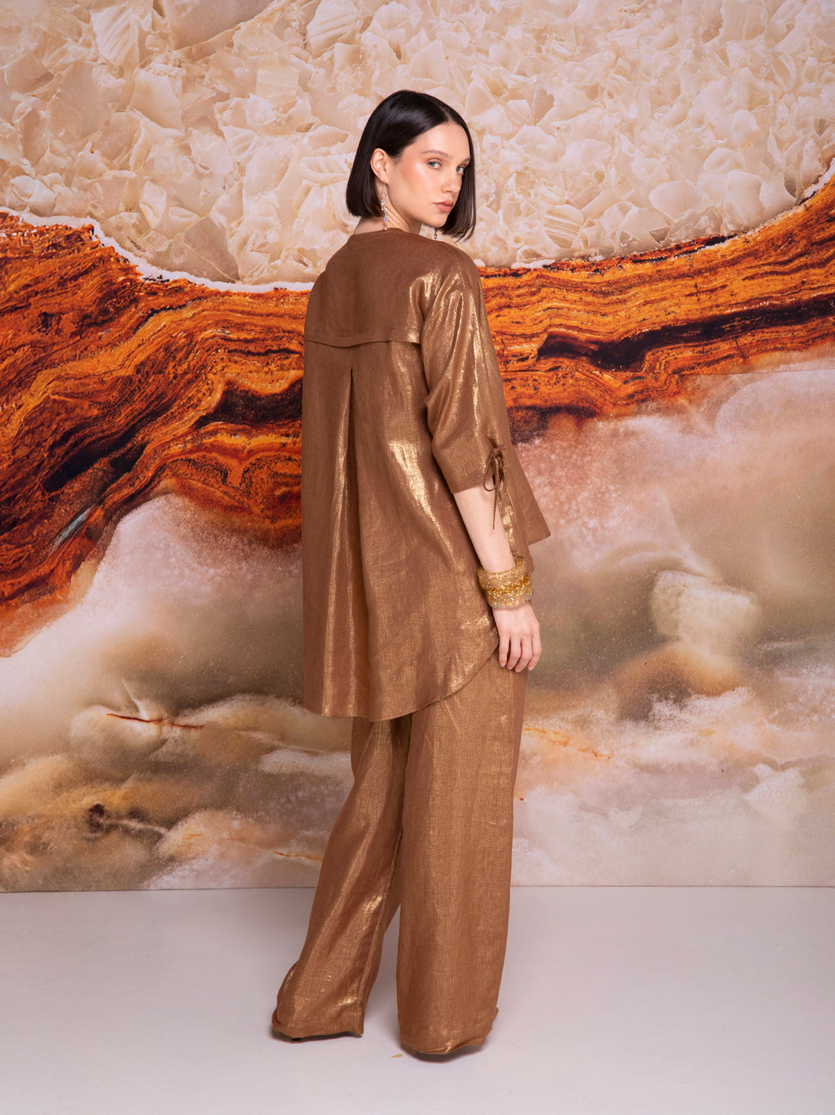 Blouse with front facing and back pintuck in linen