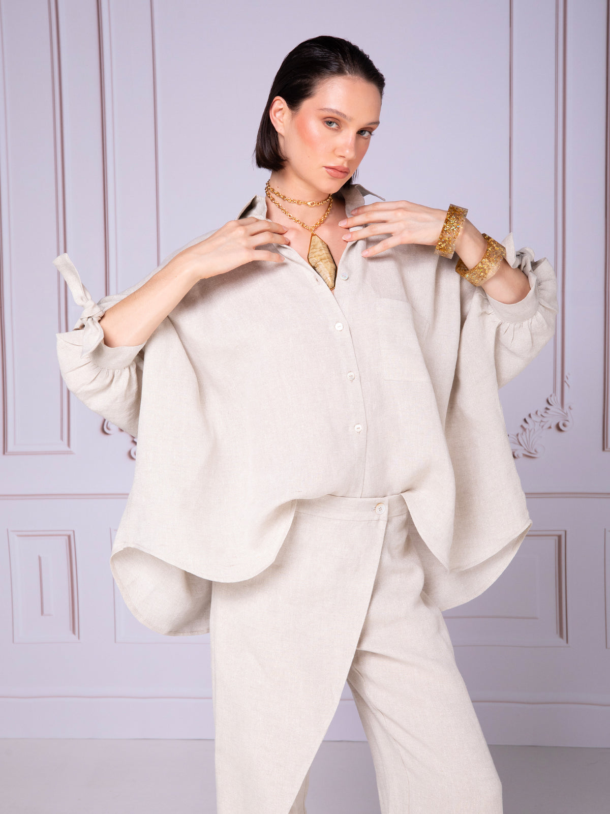 Wide-sleeve blouse with pleated cuffs in linen