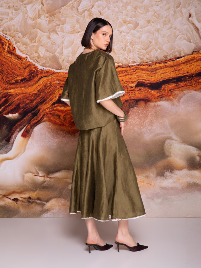 Short-sleeve blouse with V-neckline in linen