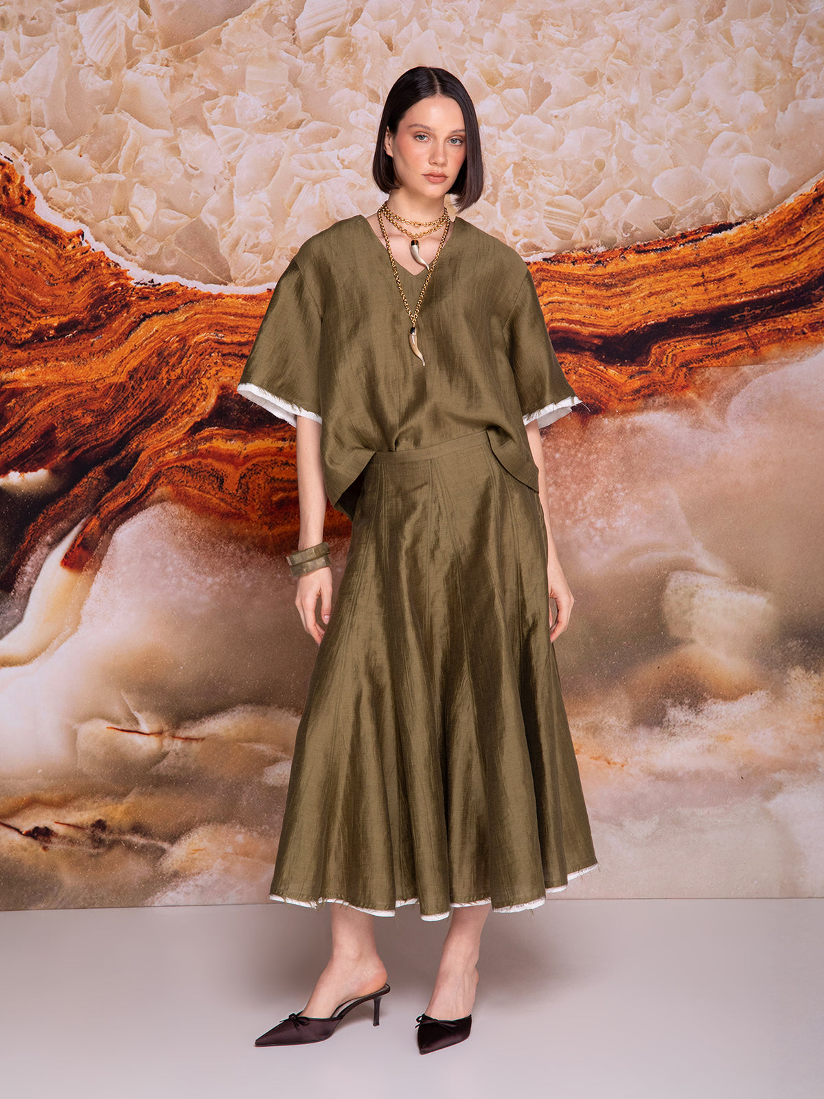 Short-sleeve blouse with V-neckline in linen