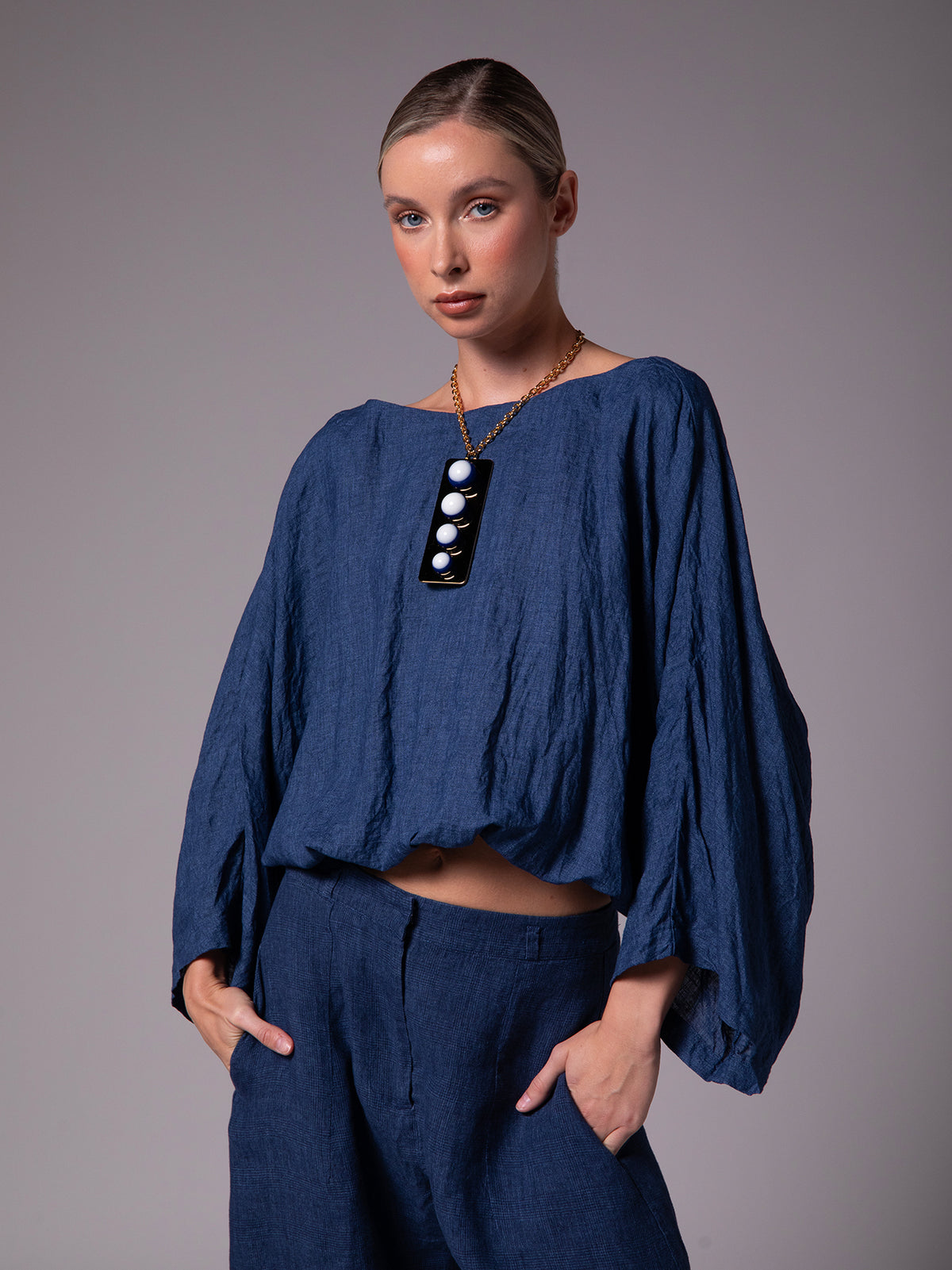 Cropped blouse with Japanese sleeves in linen