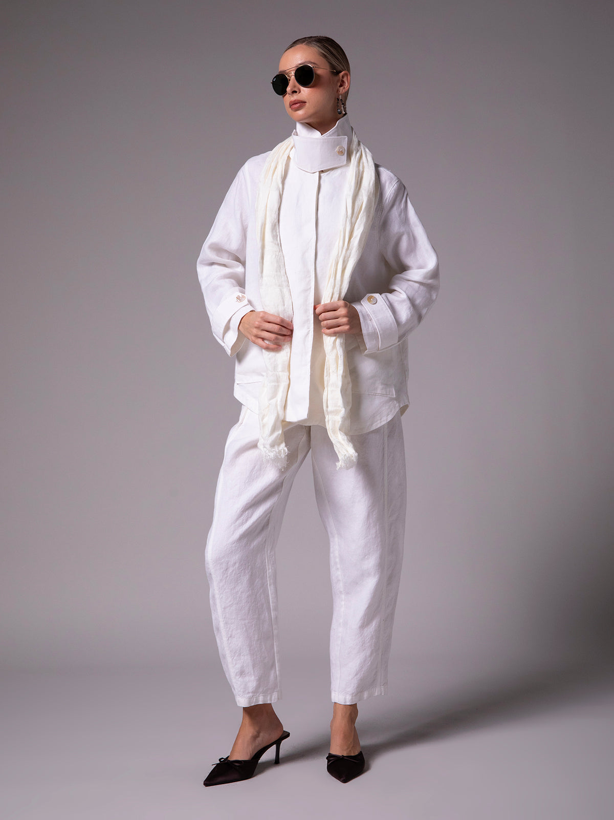 Ladies' jacket with epaulettes in linen