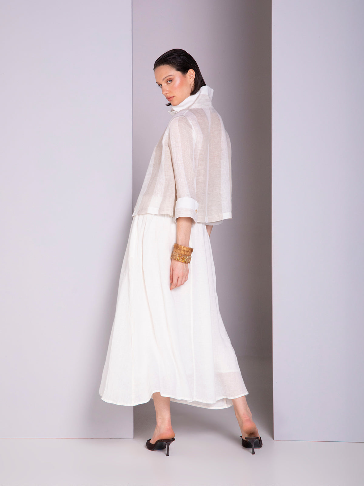 Cropped wide-cross blazer in linen