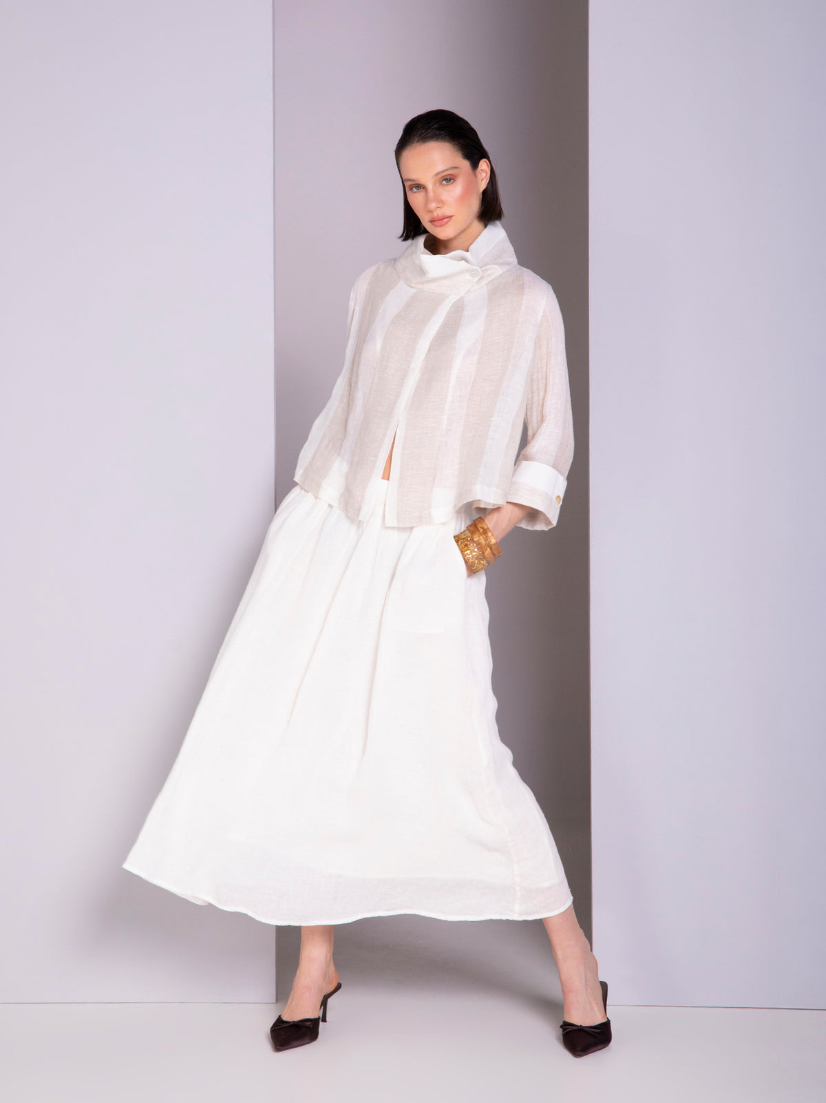 Cropped wide-cross blazer in linen