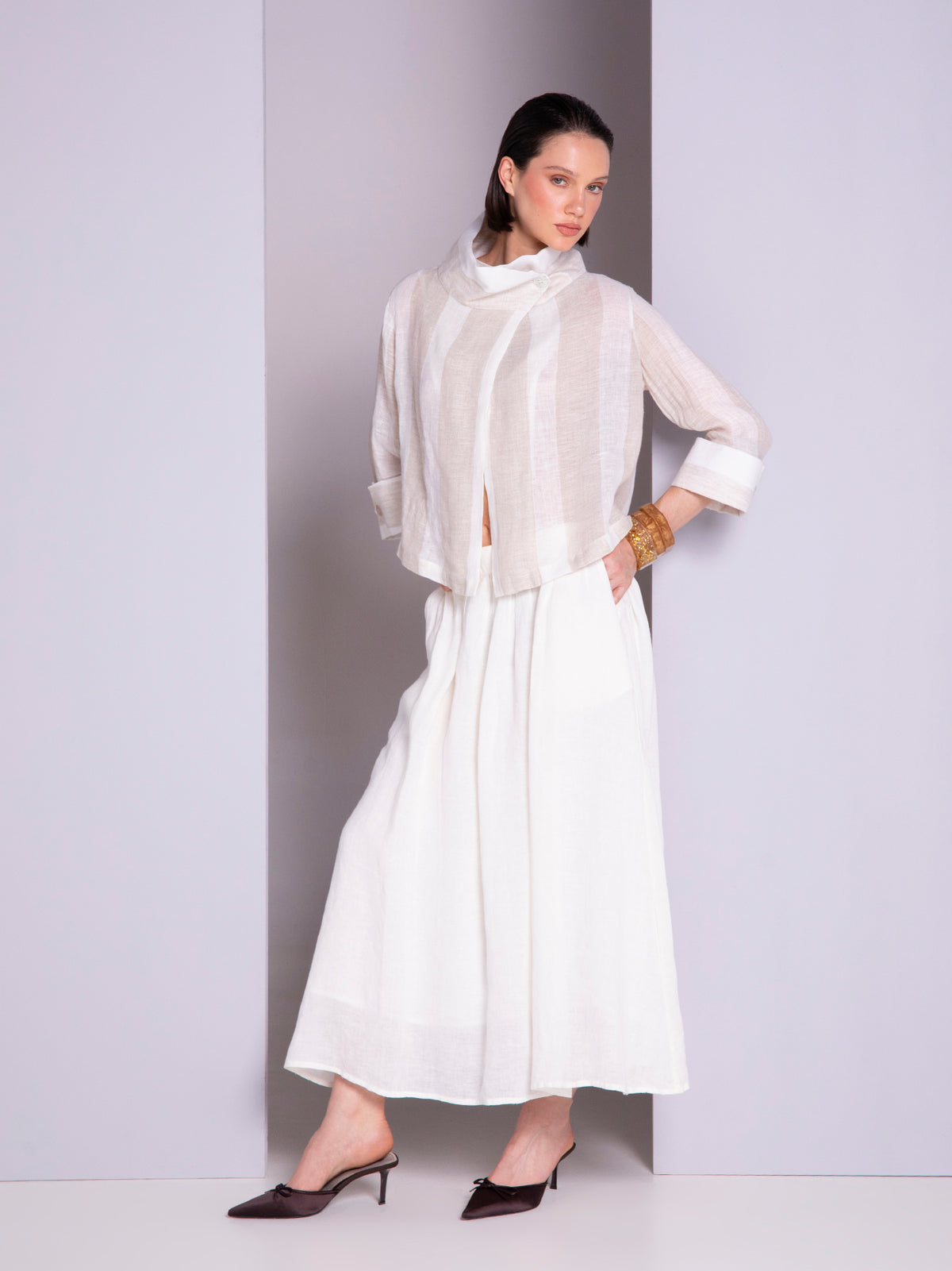 Cropped wide-cross blazer in linen