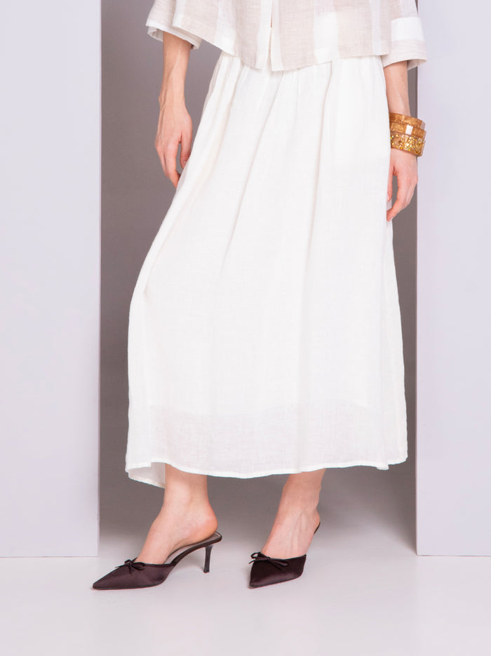 Pleated skirt with slanted pockets in linen