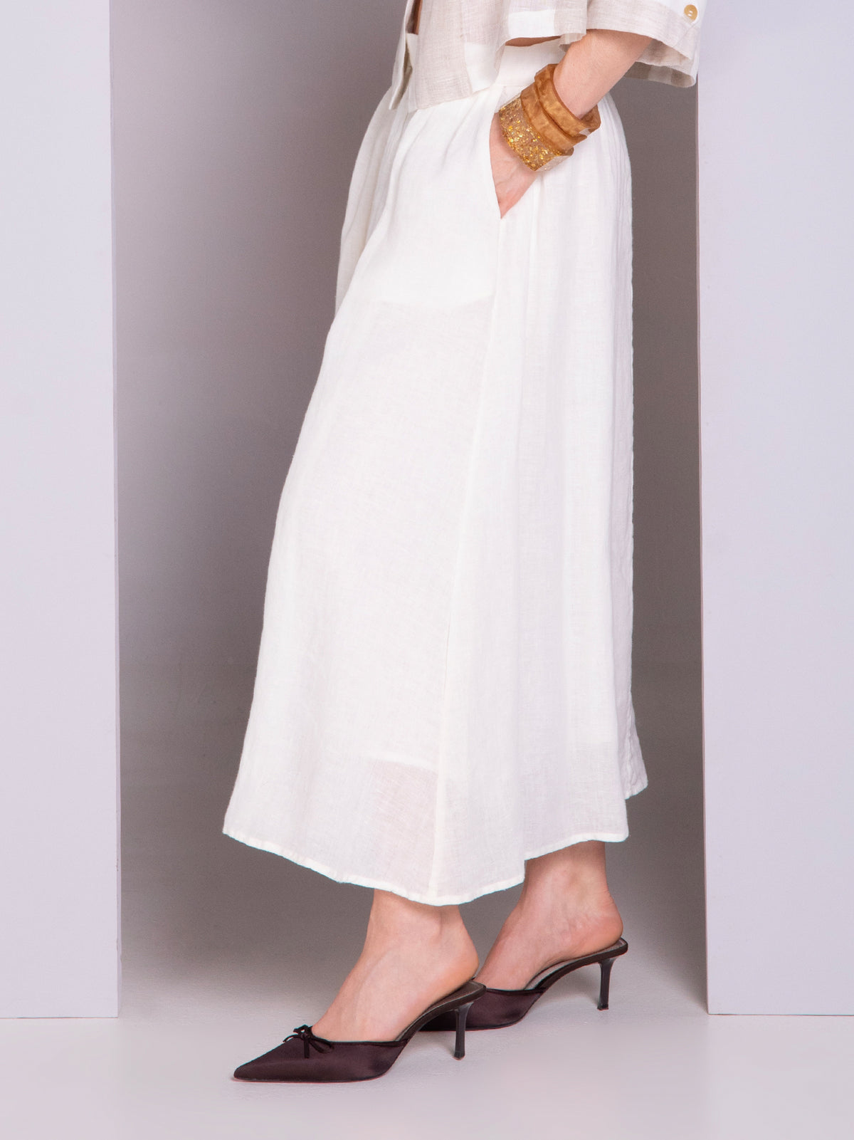 Pleated skirt with slanted pockets in linen