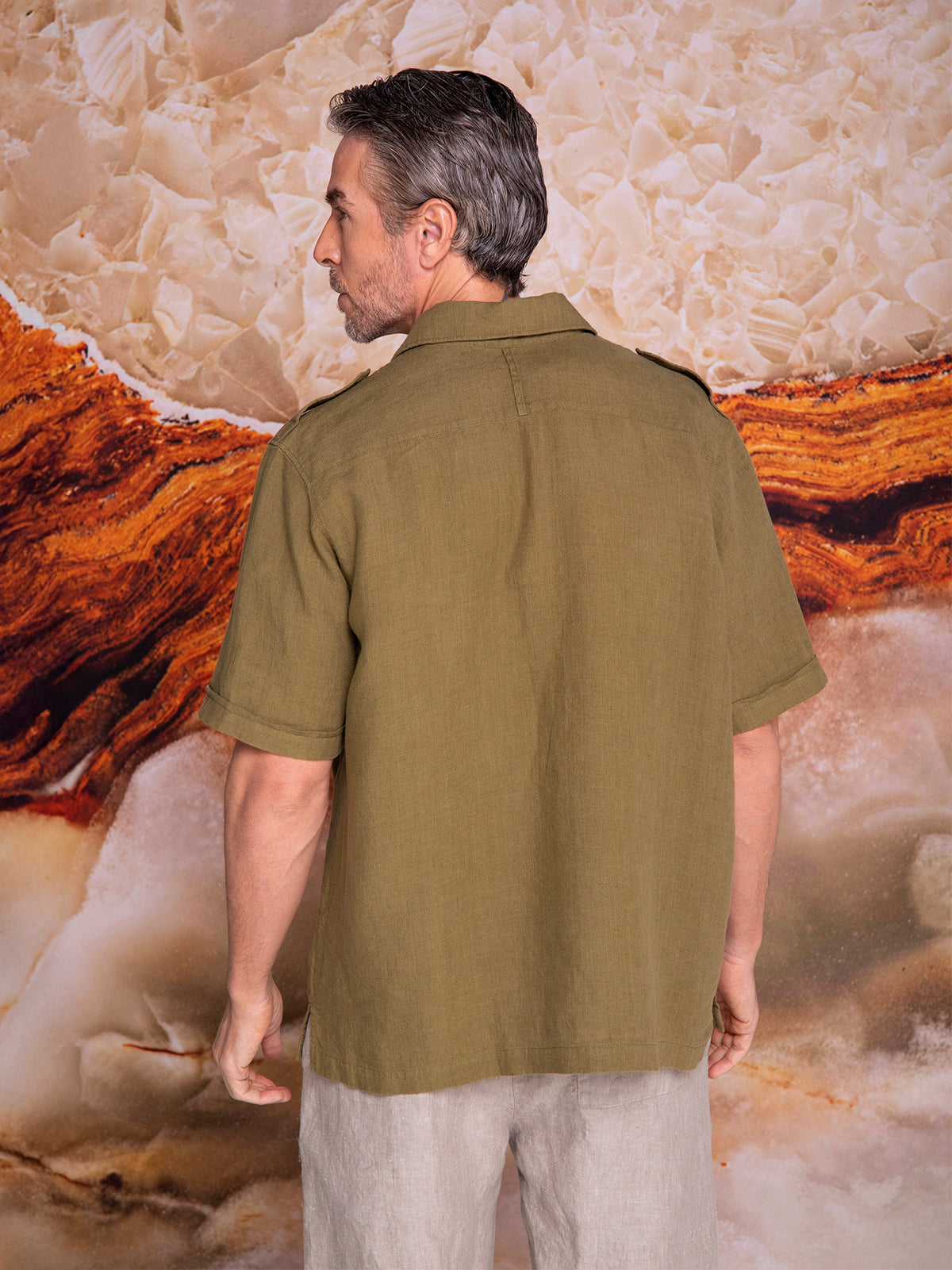 Men’s short-sleeve shirt with shoulder epaulets in linen