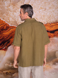 Men’s short-sleeve shirt with shoulder epaulets in linen