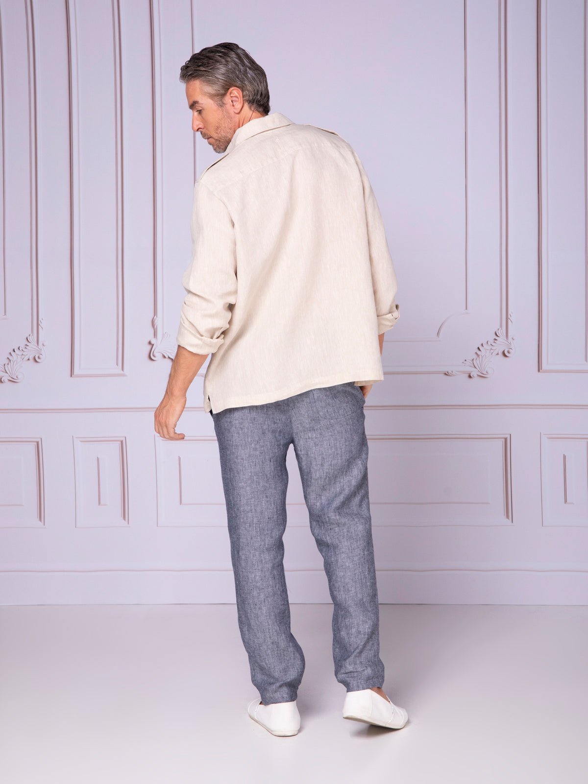 Men’s long-sleeve shirt with shoulder epaulets in linen