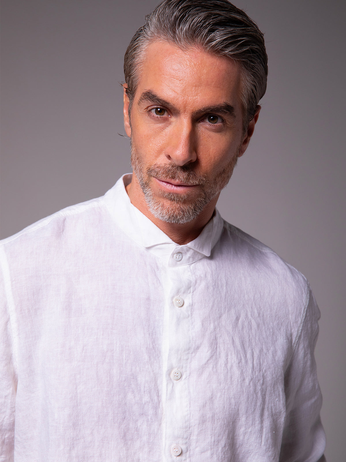 Long-sleeve shirt with wing collar in linen