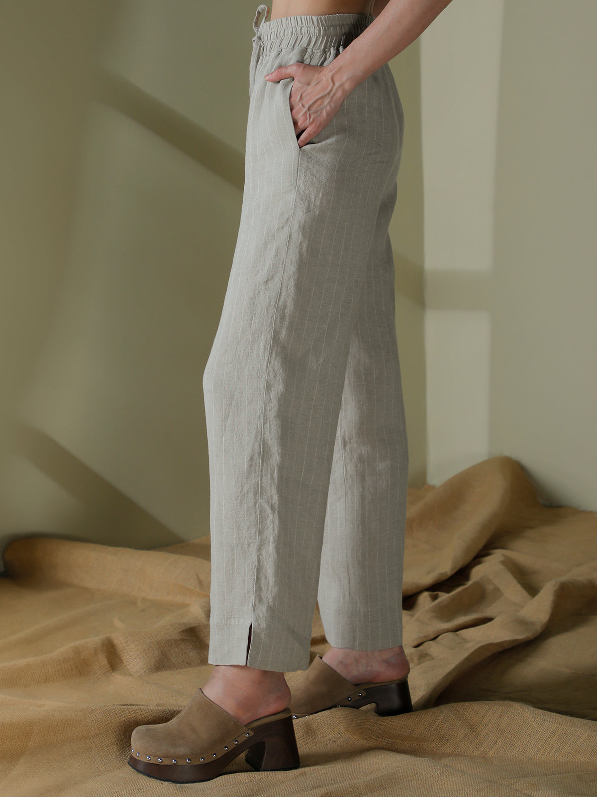 Pants with wide hem in linen