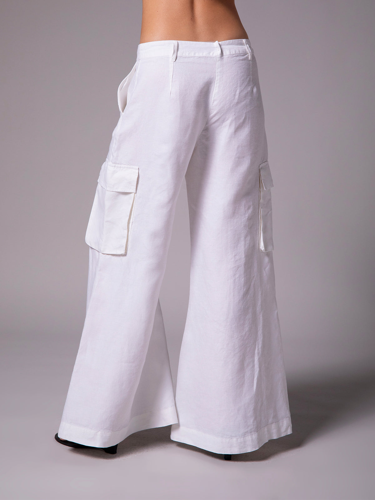 Bell-bottom pants with cargo pockets in linen