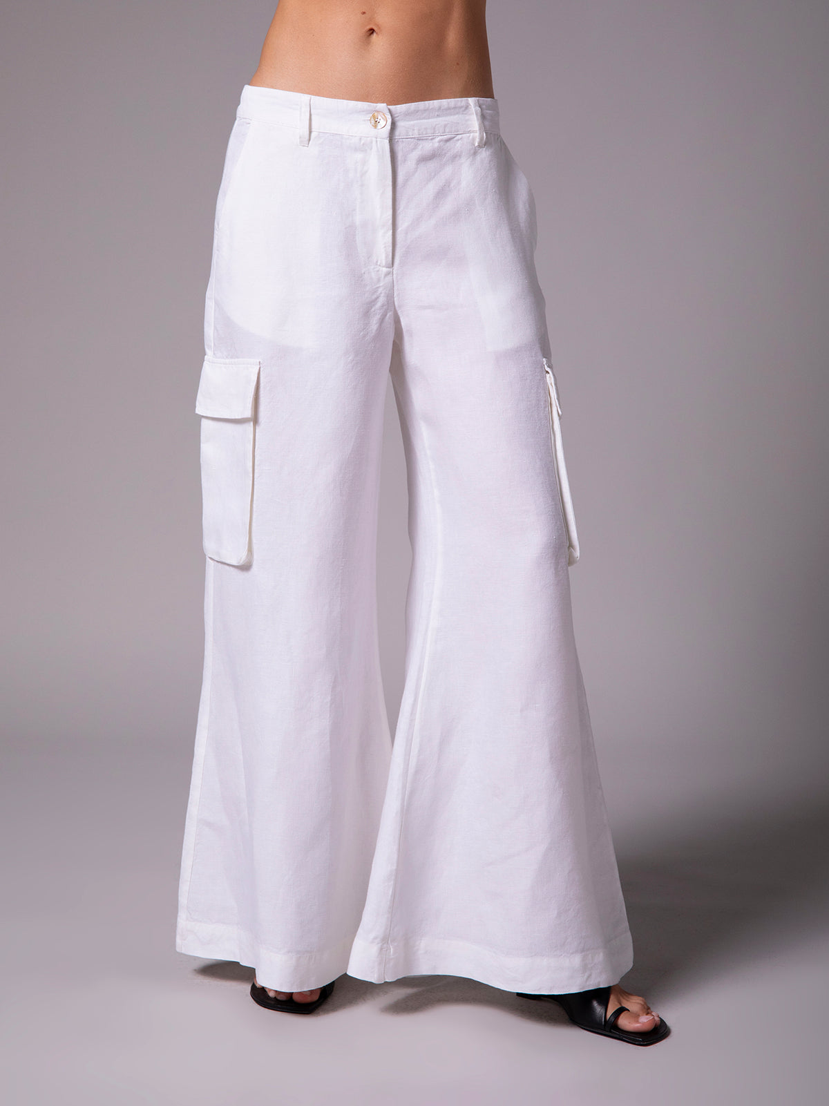Bell-bottom pants with cargo pockets in linen