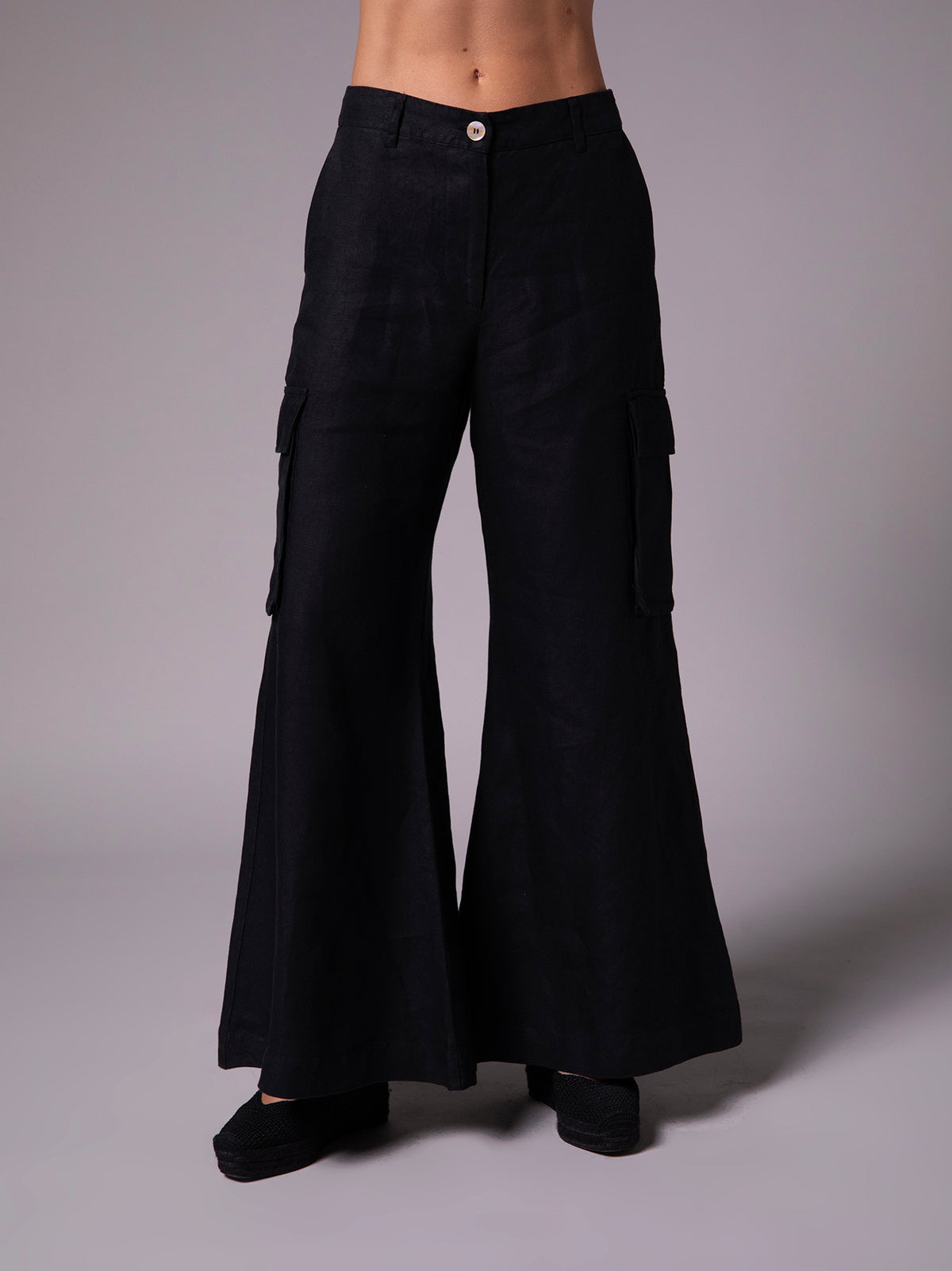 Bell-bottom pants with cargo pockets in linen