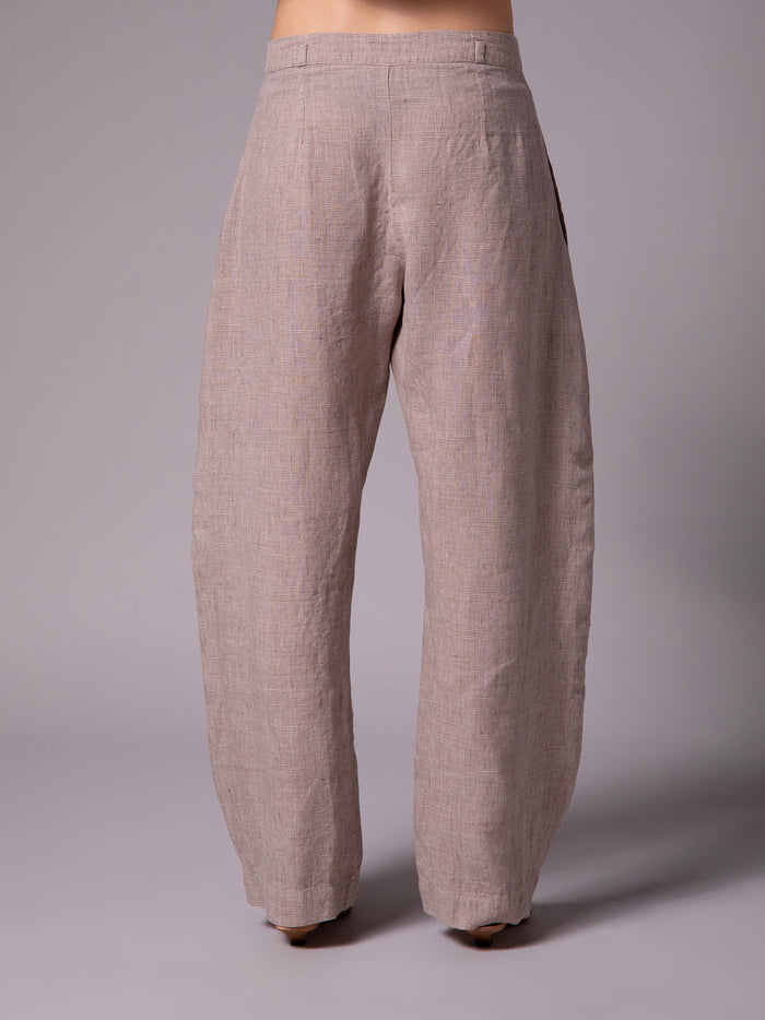 Balloon pants with clothespins in linen