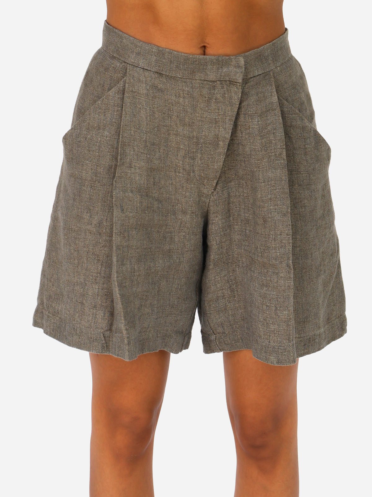 Wide-leg pleated shorts in linen