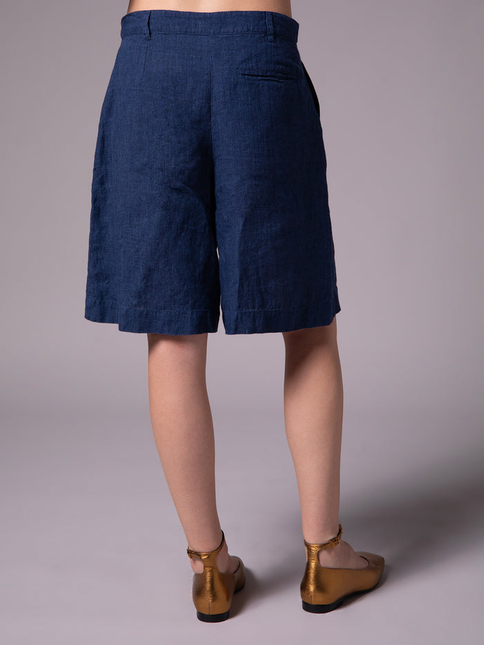 Women’s shorts with wide waistband in linen