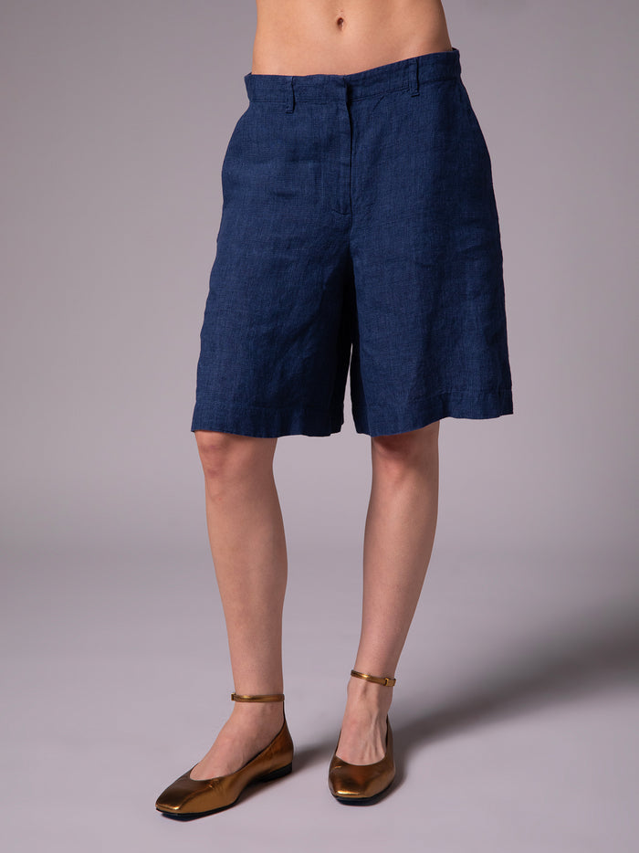 Women’s shorts with wide waistband in linen