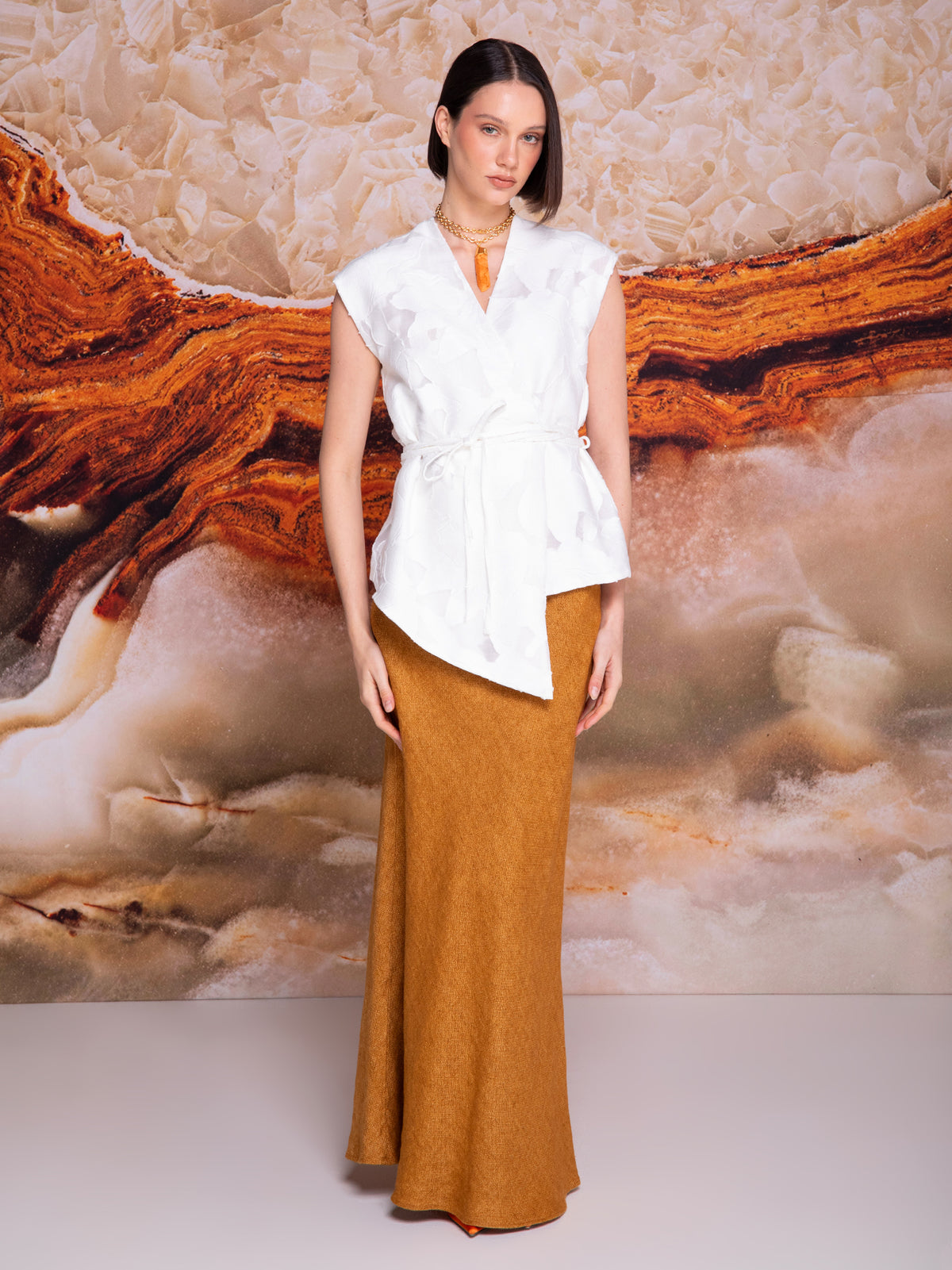 Vest with front notch and drawstrings in linen